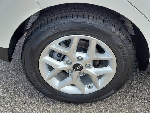 Used 2025 Kia Soul LX w/ LX Technology Package FWD image 7