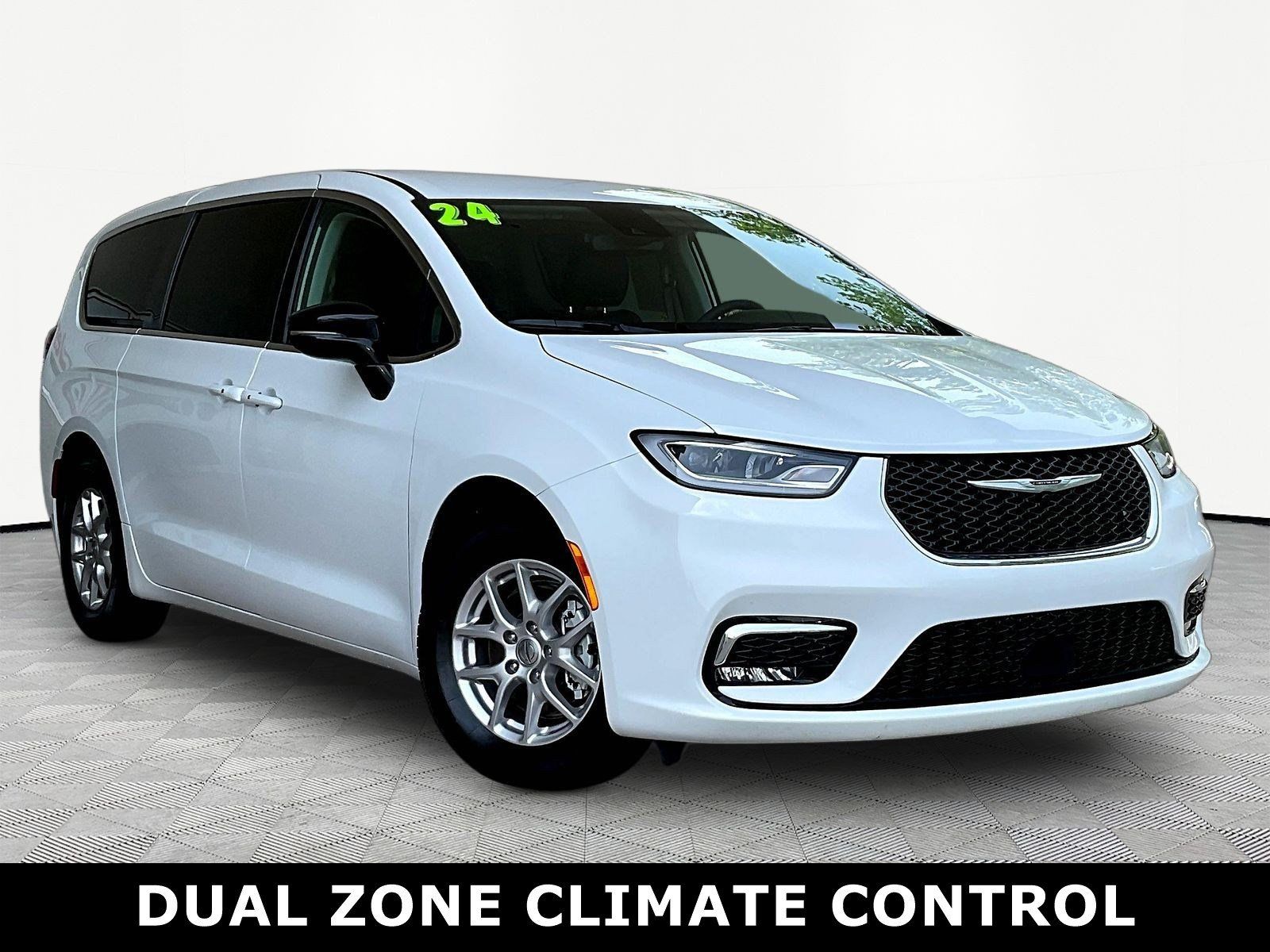 Used 2024 Chrysler Pacifica Touring-L FWD image 3