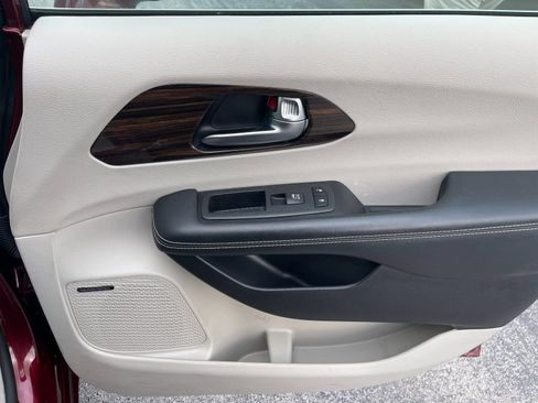 Used 2022 Chrysler Pacifica Limited AWD/4WD image 21