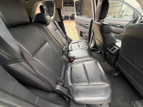 Used 2020 Mitsubishi Outlander SE FWD image 17