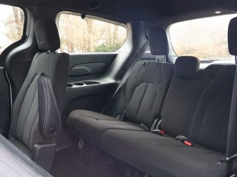 Used 2023 Chrysler Pacifica Touring image 14