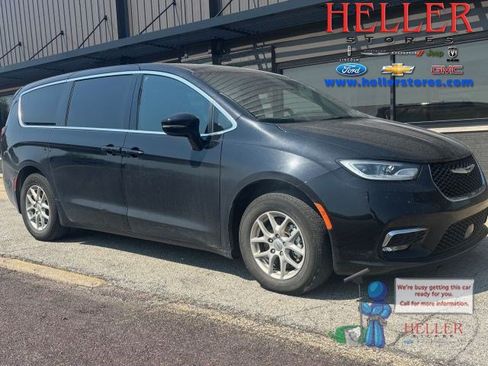 Used 2025 Chrysler Pacifica Select FWD image 1