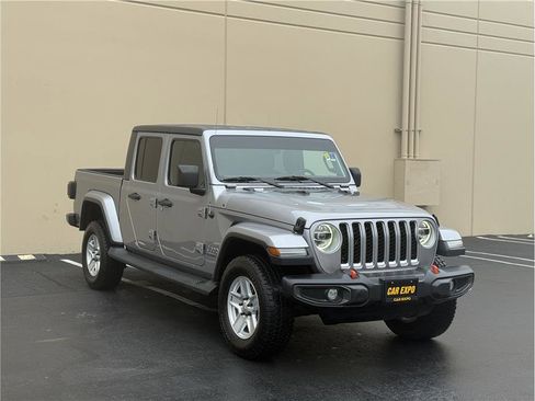 Used 2020 Jeep Gladiator Overland image 3