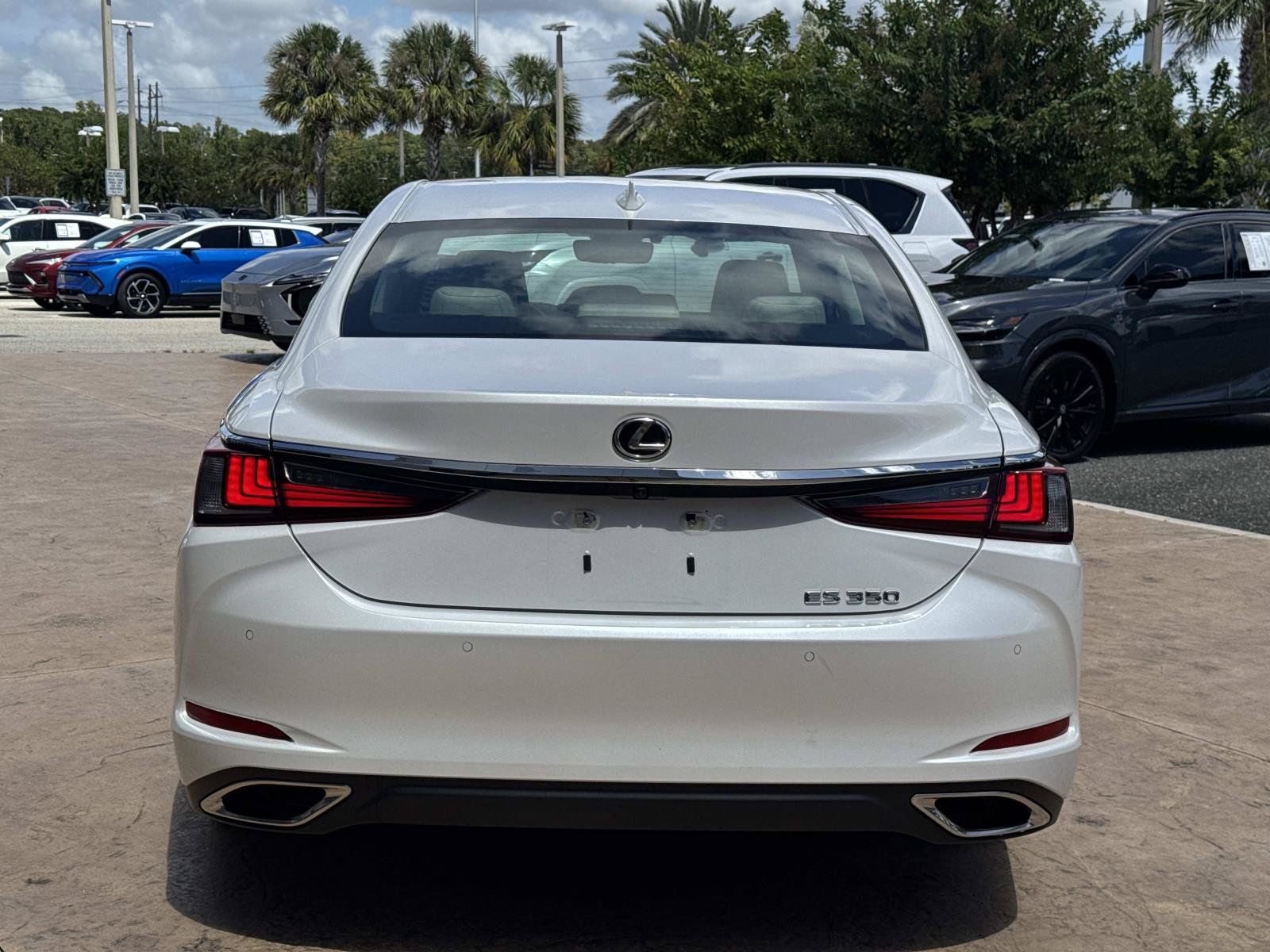 Used 2025 Lexus ES 350 w/ Premium Package FWD image 4