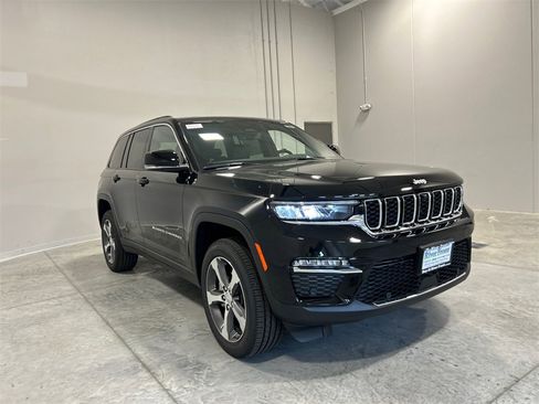 New 2025 Jeep Grand Cherokee Limited w/ Luxury Tech Group II image 4