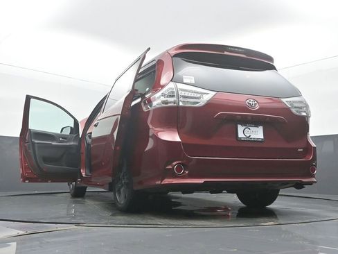 Used 2015 Toyota Sienna SE image 63