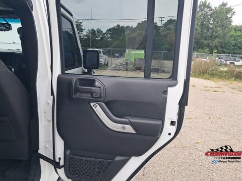 Used 2018 Jeep Wrangler Unlimited Sahara w/ Connectivity Group AWD/4WD image 33