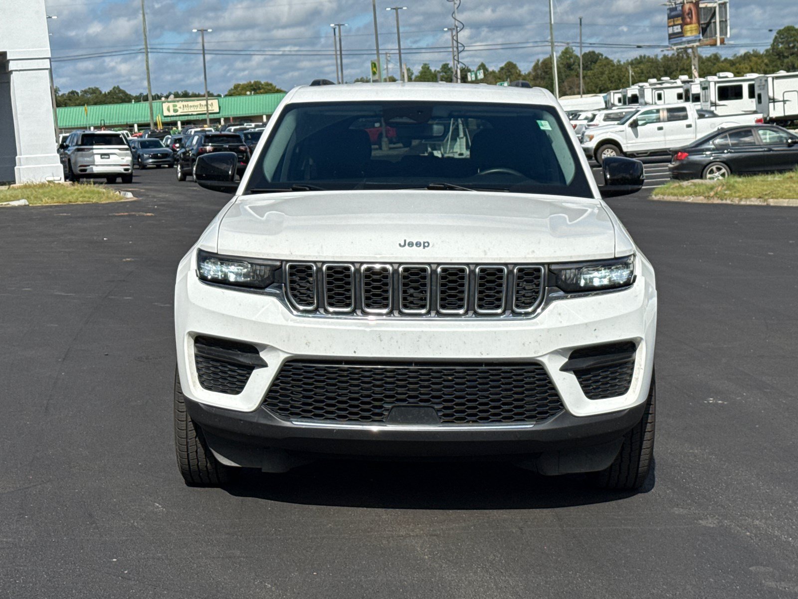 Used 2023 Jeep Grand Cherokee Laredo AWD/4WD image 2