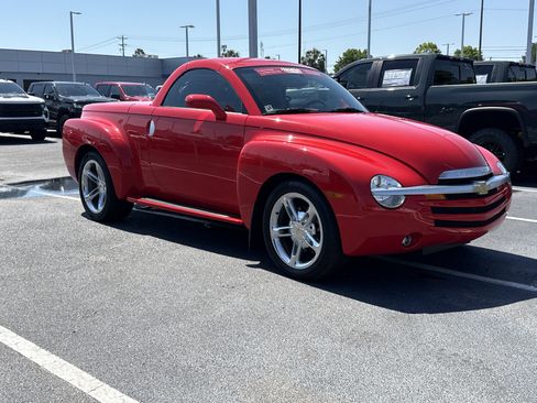 Used 2005 Chevrolet SSR w/ Preferred Equipment Group RWD image 12