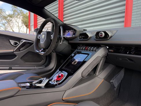 Used 2021 Lamborghini Huracan EVO image 21