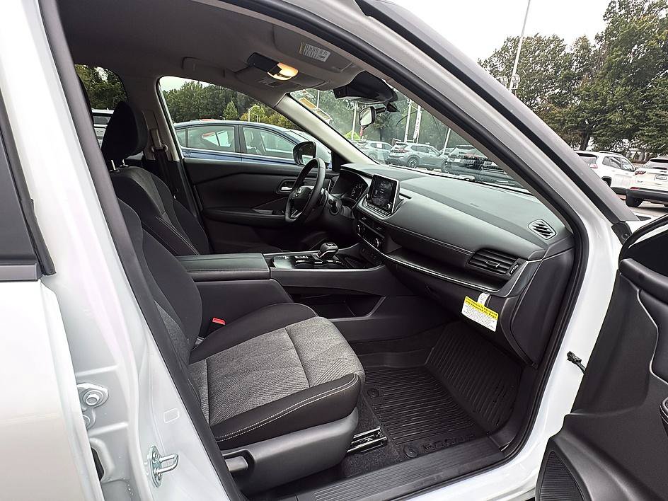 Certified 2026 Nissan Rogue SV FWD image 32
