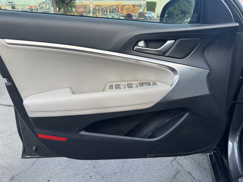 Used 2019 Genesis G70 2.0T Advanced RWD image 19