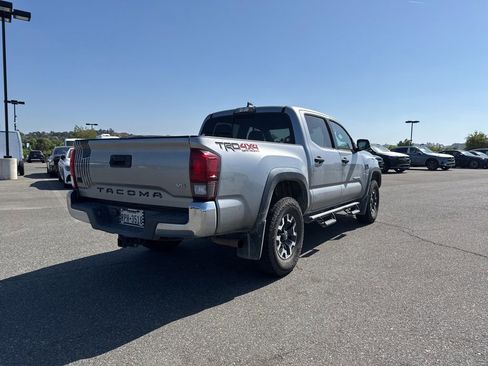 Used 2018 Toyota Tacoma TRD Off-Road AWD/4WD image 5