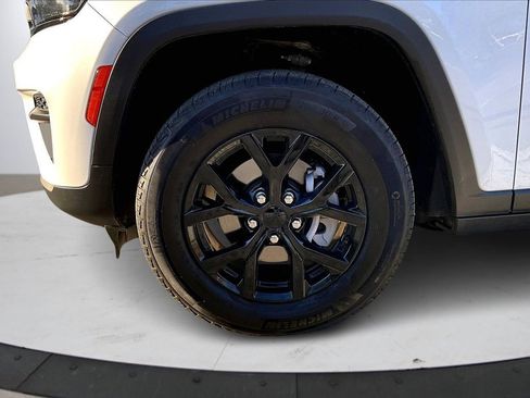 Certified 2025 Jeep Grand Cherokee Altitude image 31