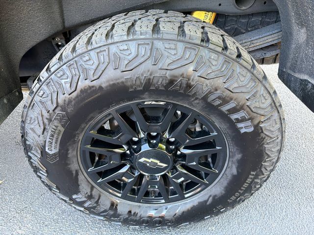Used 2024 Chevrolet Silverado 2500 ZR2 w/ Technology Package AWD/4WD image 19