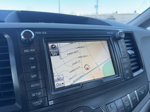 Used 2012 Toyota Sienna XLE image 25