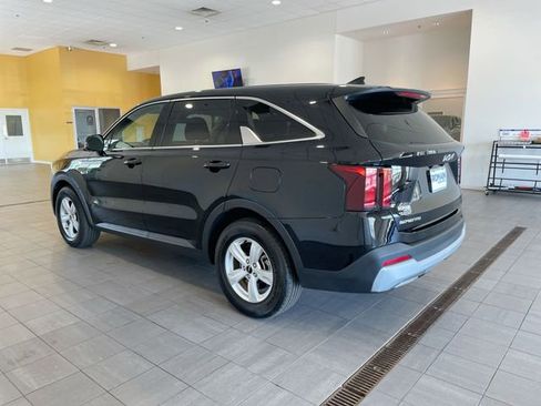Used 2025 Kia Sorento LX image 3
