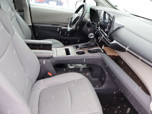 Used 2024 Toyota Sienna XLE image 11