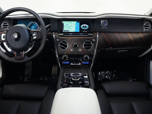 Used 2023 Rolls-Royce Cullinan w/ Cullinan Package image 45