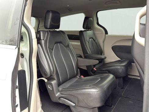 Used 2023 Chrysler Pacifica Touring-L FWD image 12