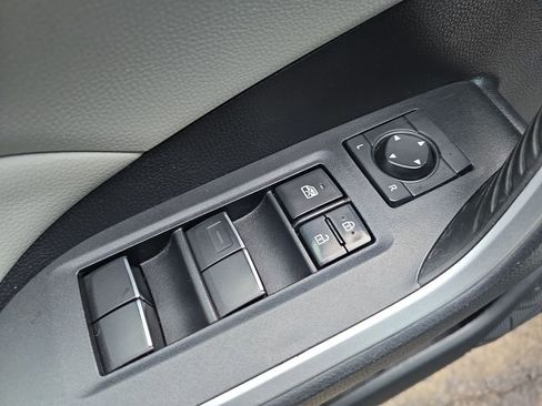 Used 2021 Toyota RAV4 XLE Premium image 13