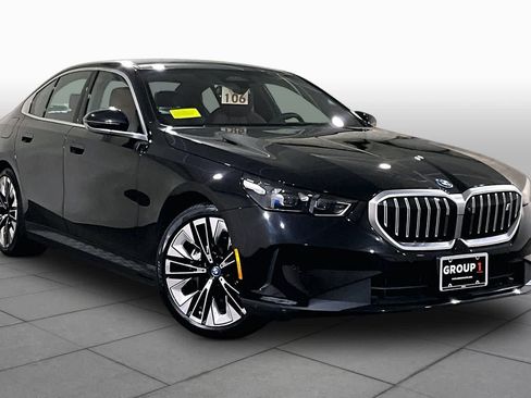 Used 2024 BMW i5 eDrive40i w/ Premium Package RWD image 2