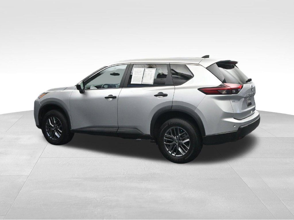 Used 2024 Nissan Rogue S AWD/4WD image 3