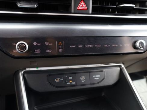 Certified 2025 Kia Carnival image 19