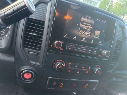 Used 2022 Nissan Titan SV RWD image 9