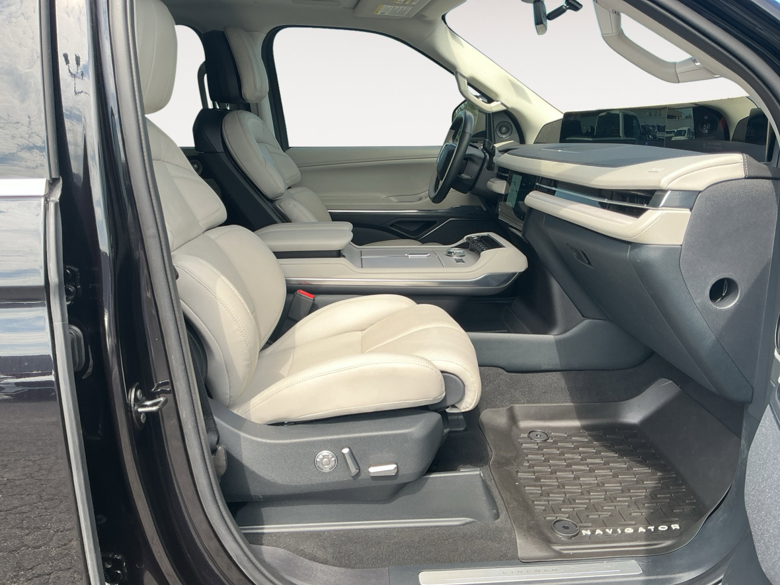 Certified 2025 Lincoln Navigator Reserve AWD/4WD image 15