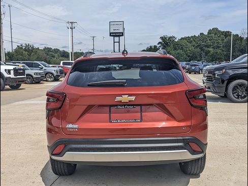 Used 2024 Chevrolet Trax LT w/ Driver Confidence Package FWD image 8