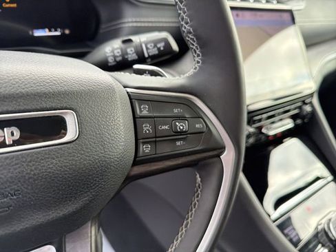 Used 2024 Jeep Grand Cherokee Limited image 18