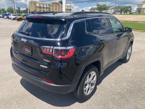Used 2025 Jeep Compass Latitude w/ Sun & Sound Group AWD/4WD image 7
