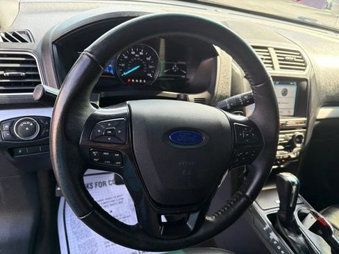 Used 2017 Ford Explorer XLT w/ Equipment Group 202A AWD/4WD image 17
