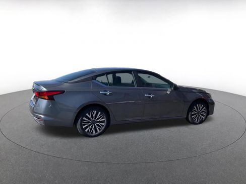 Used 2025 Nissan Altima 2.5 SV FWD image 15