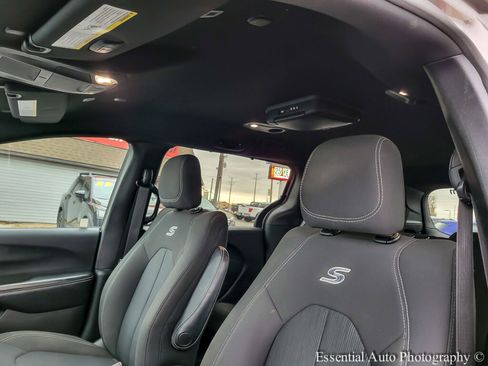 Used 2018 Chrysler Pacifica Touring Plus image 12