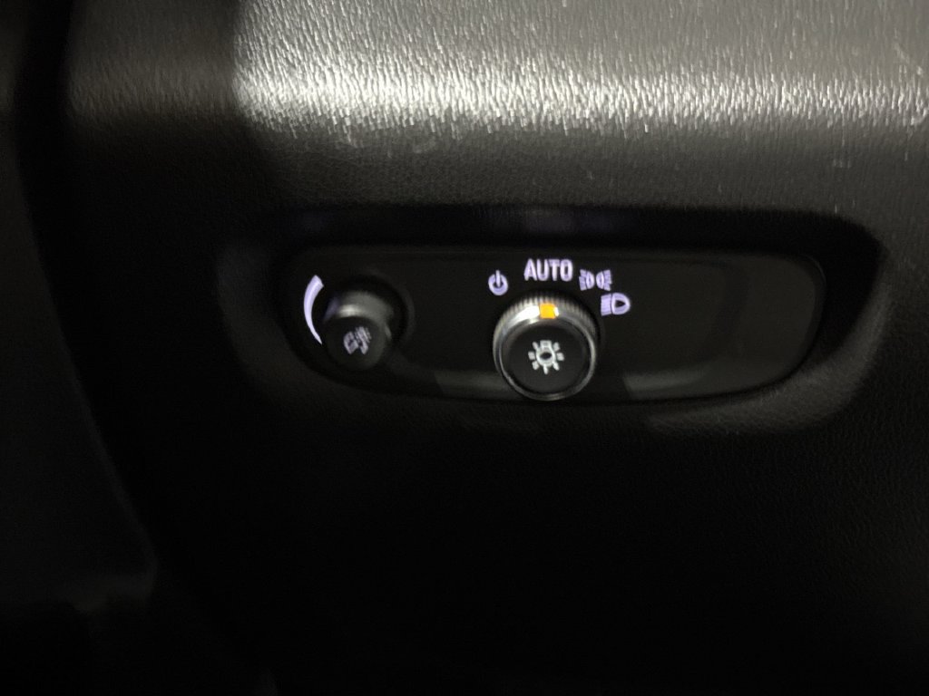 Used 2022 Chevrolet Traverse LS FWD image 18