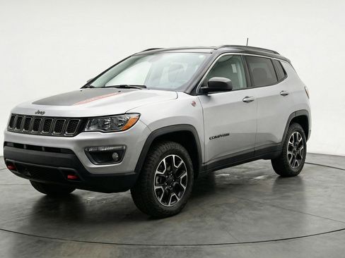 Used 2025 Jeep Compass Trailhawk image 3