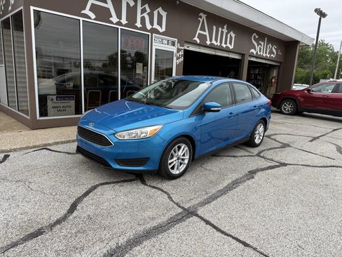 Used 2015 Ford Focus SE FWD image 2