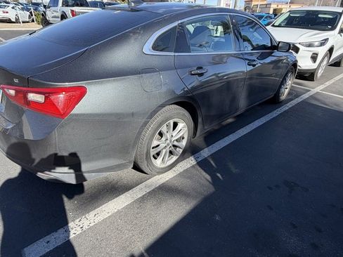 Used 2018 Chevrolet Malibu LT image 2