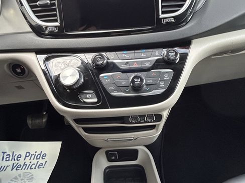 Used 2023 Chrysler Pacifica Touring-L FWD image 27
