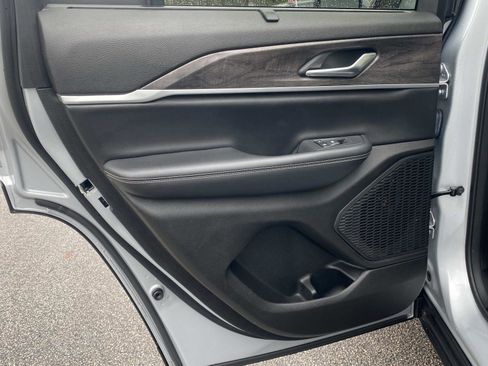 Certified 2023 Jeep Grand Cherokee Limited w/ Luxury Tech Group II image 18