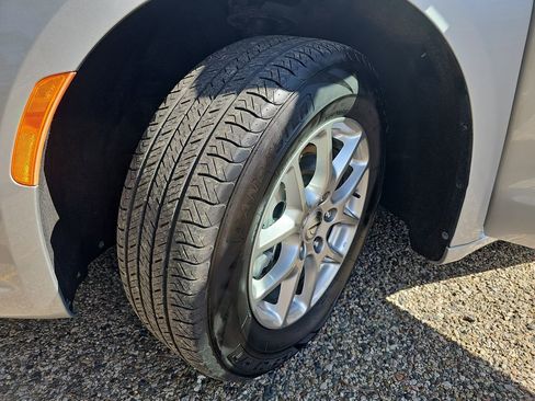 Certified 2024 Chrysler Pacifica Touring-L FWD image 34