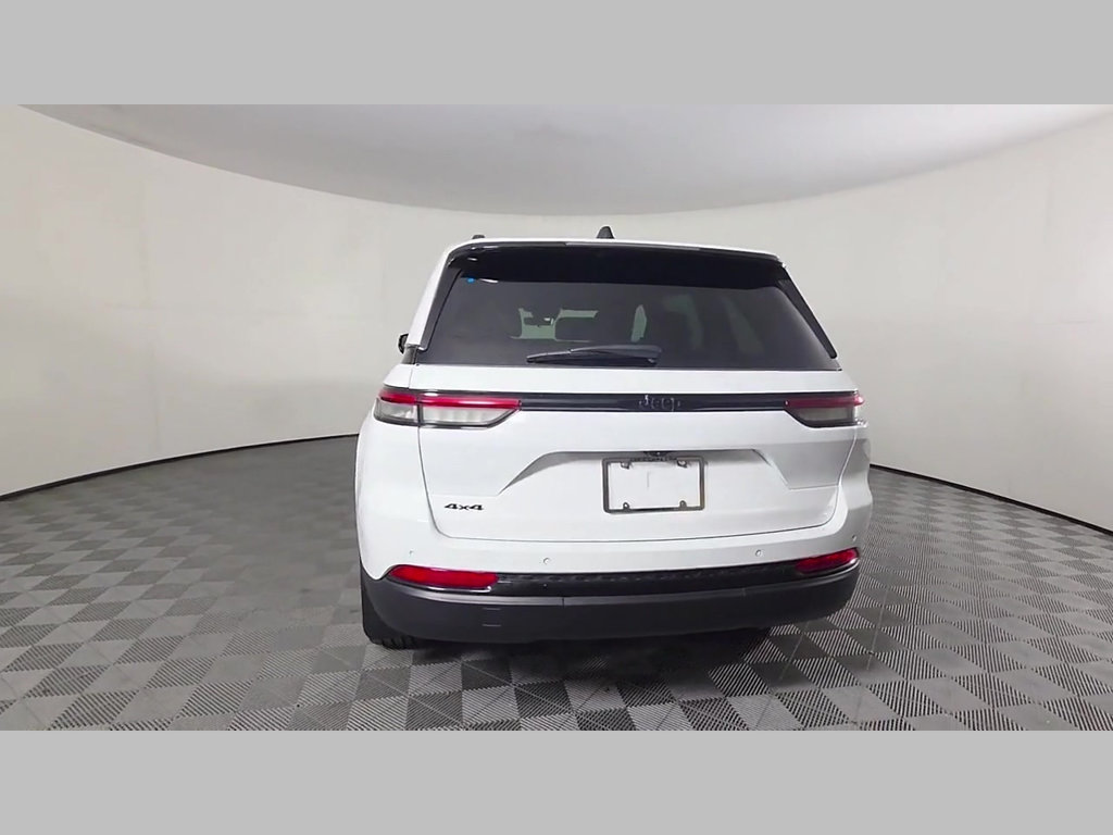 Used 2025 Jeep Grand Cherokee Altitude AWD/4WD image 42