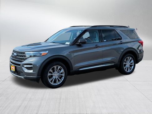 Used 2022 Ford Explorer XLT w/ Equipment Group 202A AWD/4WD image 3