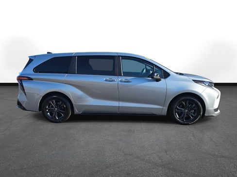 Used 2025 Toyota Sienna XSE image 6