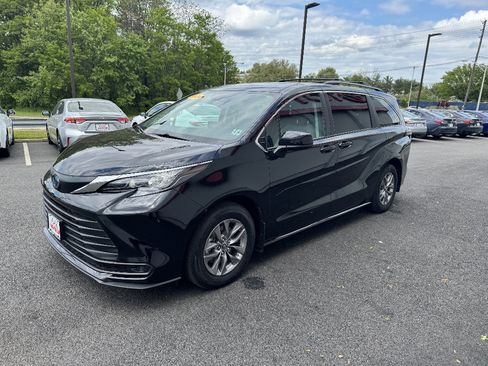 Used 2024 Toyota Sienna LE AWD/4WD image 2