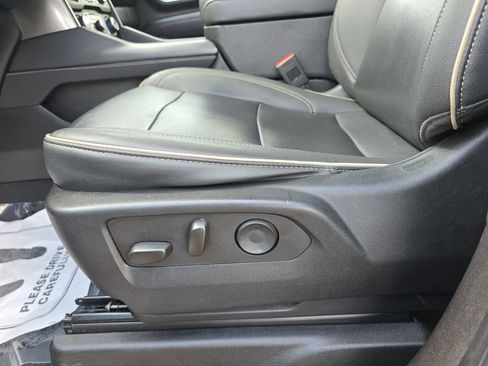 Used 2023 Chevrolet Suburban Premier image 33