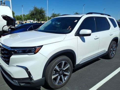 Used 2024 Honda Pilot Touring image 2