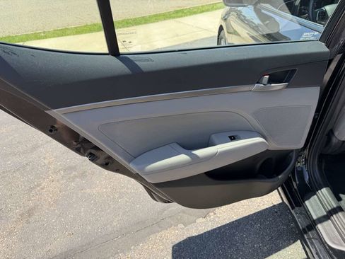 Used 2018 Hyundai Elantra SEL w/ Winter Weather Package FWD image 14